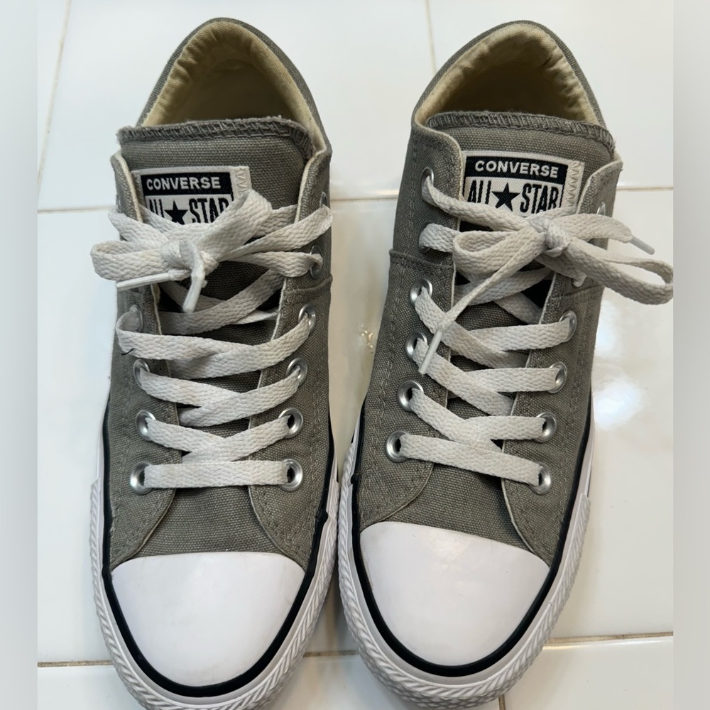 Converse low-top light green women’s sz 7 good used condition